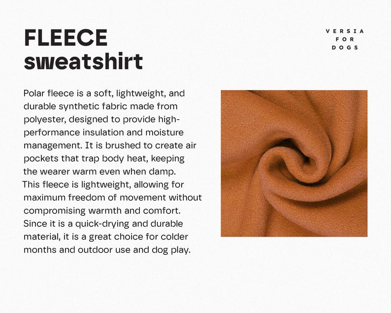 Pu&ograve; includere: Un campione di tessuto per felpa in pile color ruggine con una consistenza morbida e spazzolata. Il testo recita: FLEECE sweatshirt, VERSIA FOR DOGS, e un paragrafo che descrive il pile polare come un tessuto sintetico in poliestere.