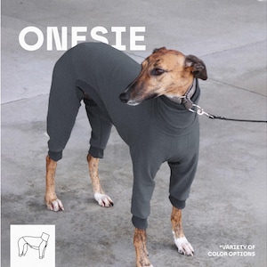 Puede incluir: Un mono para perro de color gris oscuro con cuello alto y mangas largas que cubren las patas. La palabra ONESIE está impresa en blanco en la parte superior, y un pequeño dibujo lineal de la prenda se encuentra en la esquina inferior izquierda.