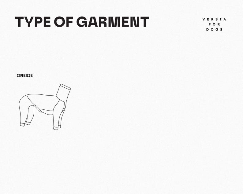 Pu&ograve; includere: Un disegno al tratto in bianco e nero di una tutina per cani. Il testo TYPE OF GARMENT, VERSIA FOR DOGS e ONESIE &egrave; stampato in nero. L'illustrazione mostra un indumento a quattro zampe con un colletto alto e polsini su ogni apertura.