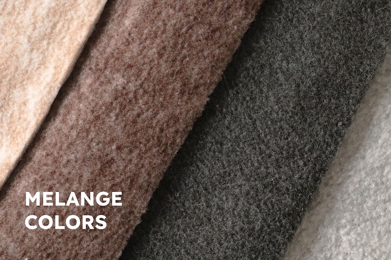 Pu&ograve; includere: Quattro strisce di tessuto testurizzato in varie tonalit&agrave; di beige, marrone, grigio scuro e grigio chiaro sono disposte in diagonale. Il testo MELANGE COLORS &egrave; stampato in bianco nell'angolo in basso a sinistra dell'immagine, indicando la variet&agrave;.