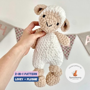Op de afbeelding: Een gehaakt pluche lamspeelgoed in wit en beige met een 2-in-1 patroon voor een knuffeldoek en een pluche. Het patroon is van Spreeberry Creative Studio.