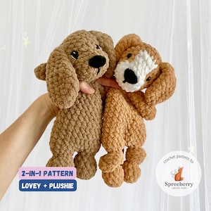 Puede incluir: Dos peluches de perro tejidos a crochet, uno marrón y otro beige, con detalles blancos en la cara del perro beige. Los peluches se sostienen en una mano y ambos están de pie. El texto "2-IN-1 PATTERN LOVEY + PLUSHIE" está en la parte inferior de la imagen. El texto "crochet pattern by Spreeberry CREATIVE STUDIO" está en un círculo en la parte inferior derecha de la imagen.