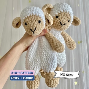Op de afbeelding: Een gehaakt wit en beige lammetjes-knuffeldoekje en pluche speelgoed. De knuffeldoek is een plat, gehaakt lammetje met een witte, pluche textuur. Het pluche speelgoed is een 3D-gehaakt lammetje met een beige, pluche textuur. De tekst "2-in-1 Pattern" en "Lovey + Plushie" staat aan de linkerkant van de afbeelding. De tekst "No Sew" staat aan de rechterkant van de afbeelding.