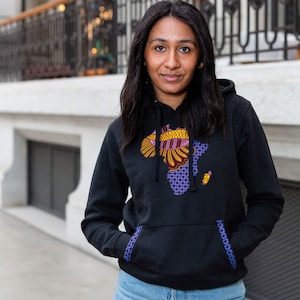 Elegantes schwarzes Kapuzenpullover mit afrikanischem Kartenmuster aus Wachsstoff