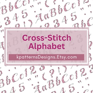 Può includere: Uno sfondo bianco con un alfabeto e numeri in punto croce rosa. Il testo recita "Cross-Stitch Alphabet" e "kpatternsDesigns.Etsy.com".