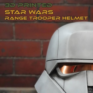 Może przedstawiać: Hełm Range Trooper z Gwiezdnych Wojen wydrukowany w 3D. Hełm jest głównie srebrny z wizjerem w kolorze miedzi. Tekst "3D PRINTED STAR WARS RANGE TROOPER HELMET" jest wyświetlany w kolorze zielonym i żółtym.