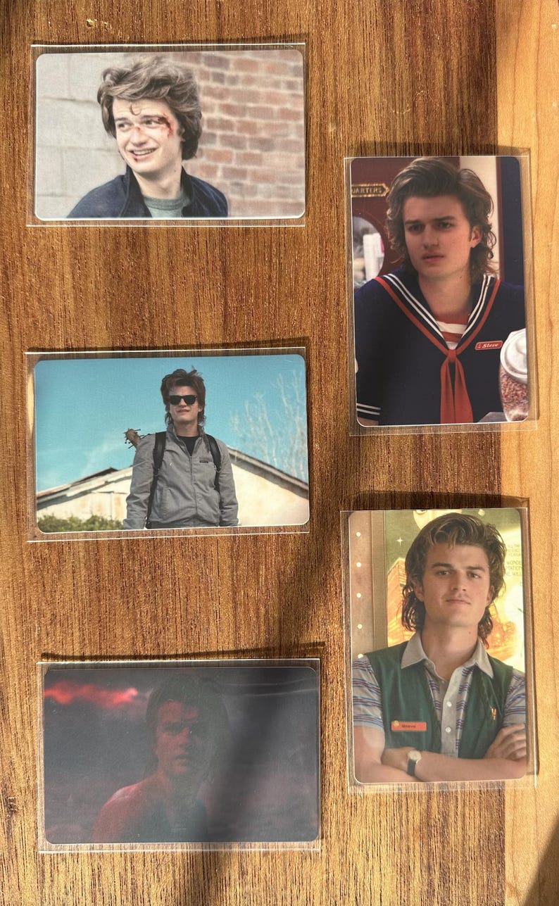 Puede incluir: Conjunto de cinco cromos con im&aacute;genes de una persona con diferentes atuendos. Las tarjetas est&aacute;n protegidas por fundas de pl&aacute;stico transparente. Las im&aacute;genes incluyen una chaqueta, un atuendo de marinero y un chaleco verde.