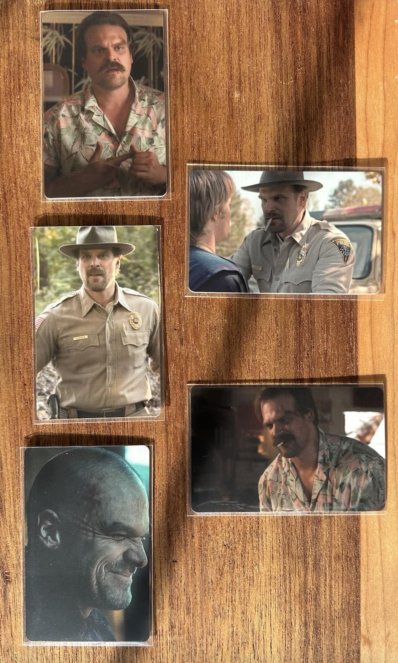 Puede incluir: Una colecci&oacute;n de tarjetas fotogr&aacute;ficas rectangulares que muestran a un hombre con bigote en varias escenas. Las im&aacute;genes muestran al hombre con una camisa hawaiana, un uniforme de polic&iacute;a y un sombrero. Las tarjetas est&aacute;n dispuestas sobre una superficie de madera.