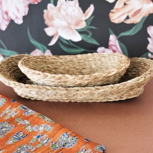 Handwoven Sabai Grass Basket: Rustic Oval Server Tray