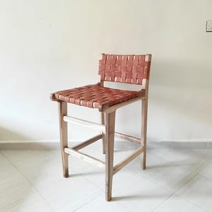 Bancos de bar em couro trançado, bancos de bar de 29” com encosto e apoio para os pés – cadeiras de bar e balcão rústicas de fazenda, bancos de nogueira e couro