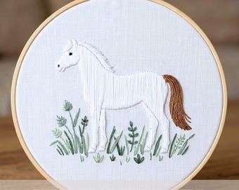 馬の絵刺繍風アート作品　送料無料 馬の手刺繍パターン：花柄動物デザイン、PDFパターン（即時