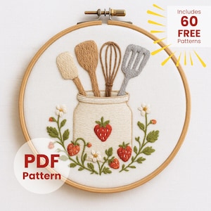 Puede incluir: Arte de aro bordado con temática de cocina con un tarro con utensilios de madera y fresas. El diseño incluye el texto "PDF Pattern" y "Includes 60 FREE Patterns". El bordado está en un aro de madera.