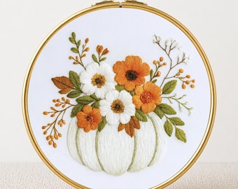 Handborduurpatroon witte pompoen met bloemen (pdf)