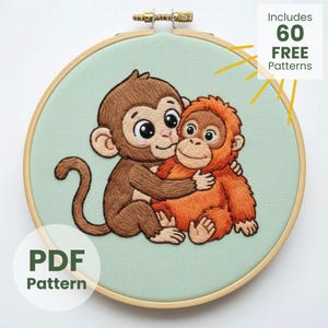 Puede incluir: Bastidor de bordado con tela verde claro con un mono de dibujos animados abrazando a un orangután. Los monos son marrones y naranjas con ojos grandes. El texto incluye "PDF Pattern" y "Includes 60 FREE Patterns".