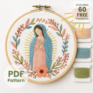 Może przedstawiać: Okrągła tamborkowa obręcz z kwiatowym wieńcem. Haft przedstawia postać w niebieskim welonie i różowej szacie, otoczoną złotą aureolą. Widoczny jest tekst "PDF Pattern". Zawiera 60 darmowych wzorów.