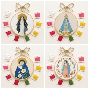 Pode incluir: Quatro peças de arte bordadas em bastidores retratando figuras religiosas, cada uma com um design e paleta de cores únicos. Os bastidores são rodeados por carretéis de linha coloridos, amarrados com laços de barbante. As obras estão em um fundo branco.