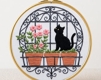 Ricamo per finestra con gatto nero, schema PDF adatto ai principianti, floreale, su cerchio, primaverile, per balcone e giardino.