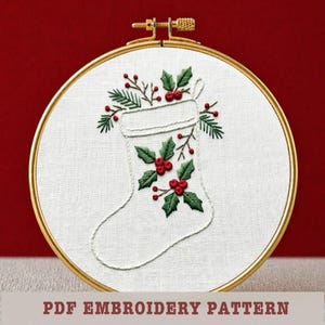 Julstrumpbroderimönster PDF digital nedladdning Botanisk Holly Hoop Art Nybörjarvänlig tallbär fiskbenssöm väggdekoration