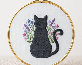 Schema per ricamo a mano con motivo floreale e gatto nero in PDF, ricamo botanico a mano, decorazione per cerchio da prato, artigianato per principianti, hobby per nonne