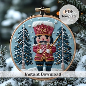 Könnte beinhalten: Eine PDF-Vorlage für ein Kreuzstich-Stickmuster mit einem Nussknacker, der zwischen zwei Kiefern steht. Der Nussknacker trägt eine rot-goldene Uniform mit weißem Pelzbesatz. Die Bäume sind mit goldenen und weißen Ornamenten geschmückt. Der Hintergrund ist ein hellblauer Himmel mit Schneeflocken.