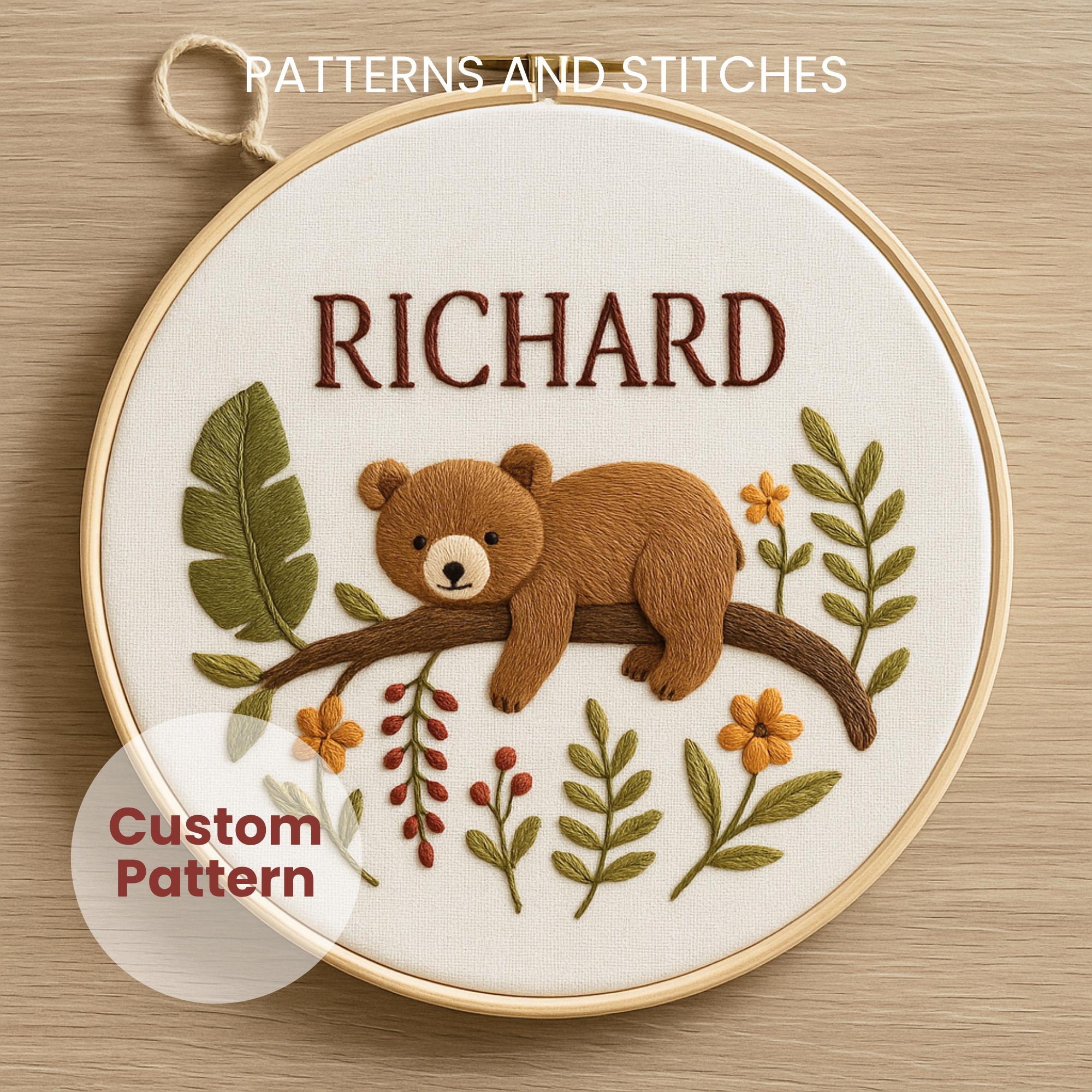 パーソナライズされたクマの名前刺繍パターン：眠っている子熊、森の