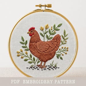 Peut inclure: Un cercle à broder avec un motif de poule marron, crête et barbillons rouges, entourée de feuilles vertes et de fleurs jaunes. Le motif est sur un fond de tissu blanc, dans un cercle doré. Le texte "PDF EMBROIDERY PATTERN" est en bas.