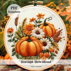 Pode incluir: Arte de bordado em aro com um design de outono com abóboras, flores e folhas em tons de laranja, amarelo, verde e marrom. O texto "Download instantâneo" e "PatternsandStitches" é visível abaixo do aro.