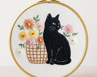 Modello PDF per ricamo di un gatto in un cesto floreale, accogliente giardino, ricamo moderno, ricamo su telaio, modello facile da cucire a mano.