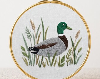 アヒル刺繍　ブルーのコットンリネントリム　棚飾り 刺しゅう図案「あひる親子のピクニック」PDFダウンロード専用 英語版