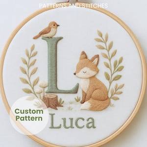 Może przedstawiać: Zestaw trzech ceramicznych kubków z nakrapianym, matowym wykończeniem. Kubki są w odcieniach kremowym, jasnoszarym i ciemnoszarym. Każdy kubek ma prosty, minimalistyczny design, idealny do kawy lub herbaty.