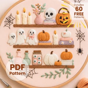 Puede incluir: Arte de aro bordado con temática de Halloween con estantes con calabazas, fantasmas, velas, una calavera y una linterna de calabaza. El texto "PDF Pattern" es visible. Incluye 60 patrones gratuitos.