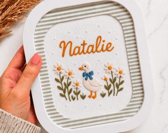 Modello PDF per ricamo personalizzato con nome a forma di oca, ricamo su cerchio personalizzato per neonati, decorazione per cameretta con margherita e anatroccolo, modello stampabile, regalo per neonata.