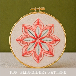 Peut inclure: Un cercle à broder avec un motif floral corail et des accents turquoise sur un tissu beige. Le cercle doré maintient le motif, avec le texte "PDF EMBROIDERY PATTERN" en bas. Le motif est circulaire.