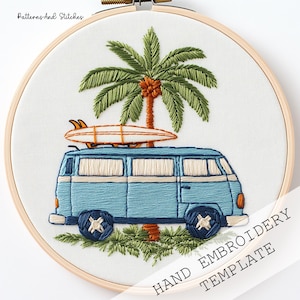 Op de afbeelding: Een hand-borduurpatroon met een blauwe vintage bus met een surfboard op het dak, geparkeerd onder een palmboom. Het patroon bevat de tekst "HAND EMBROIDERY TEMPLATE".