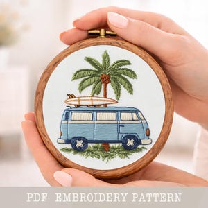 Puede incluir: Bordado en un aro de madera con una furgoneta azul, una tabla de surf, una palmera y follaje verde. El diseño está sobre un fondo blanco. El texto "PDF EMBROIDERY PATTERN" está en la parte inferior.
