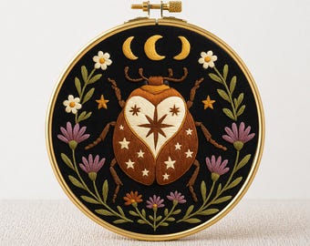 Handbroderimönster med skalbagge: Blommig himmelsdesign (PDF-nedladdning)