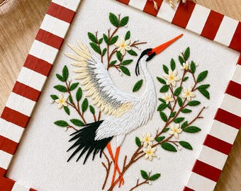 鶴の手刺繍パターン：鳥と花のデザイン、モダンな工芸品、鳥好きへの