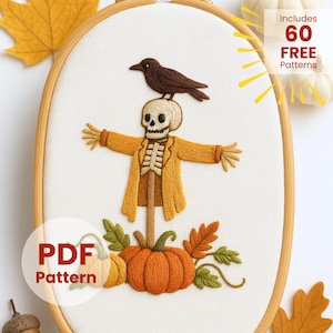 Może przedstawiać: Owalny haft o tematyce jesiennej. Projekt przedstawia stracha na wróble z wroną na głowie, dynie i jesienne liście. Widoczny jest tekst "PDF Pattern". Widoczny jest również tekst "Includes 60 FREE Patterns".