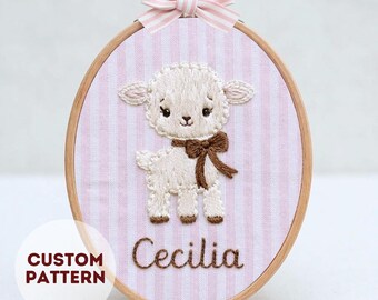 Ricamo a mano personalizzato con nome, disegno di pecora, modello stampabile, arte su telaio personalizzata