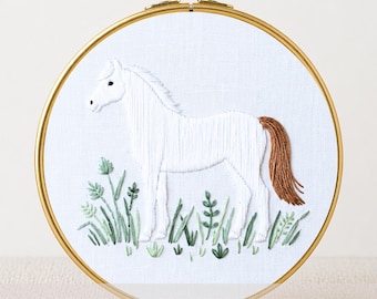 馬の刺繍パターン：納屋の庭の動物のDIYデザイン（PDFパターン