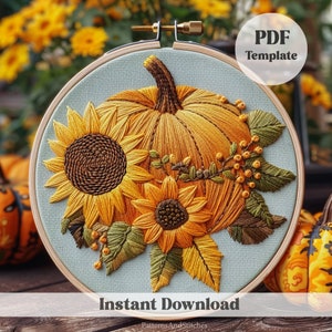 Pode incluir: Um modelo PDF para um padrão de bordado com uma abóbora, girassóis e folhas sobre um fundo azul claro. O texto "Download instantâneo" e "PatternsAndStitches" também é visível.