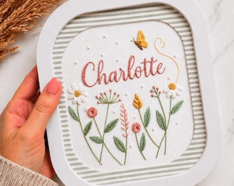 Modello di ricamo personalizzato con nome floreale, decorazione per cameretta con fiori selvatici, modello PDF disponibile in 6 misure.