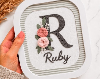 Patrón PDF de bordado con inicial floral y nombre personalizado. Letra personalizada. Arte en aro de rosas. Fácil de usar para principiantes. Descarga digital. Letrero de regalo de boda.