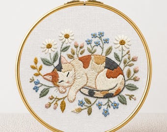 Schema di ricamo PDF "Gattino addormentato" adatto ai principianti, regalo per amanti dei gatti, ricamo su telaio, decorazione floreale primaverile con prato e gatto.