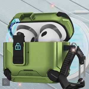 Puede incluir: Funda protectora verde oliva para auriculares inalámbricos, con mosquetón negro. La funda está abierta, revelando auriculares blancos en el interior. La funda tiene la palabra "OPEN" impresa.