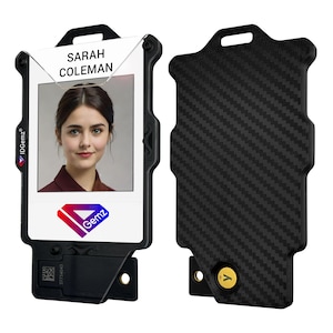 Può includere: Portabadge nero con un design in fibra di carbonio e una finestra trasparente che mostra una foto e il nome "SARAH COLEMAN". Il porta badge ha uno slot per una carta e il logo "Gemz".