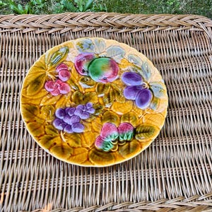 Large Sarreguemines slip dish — Vintage fruit majolica Ø 31.5 cm — France