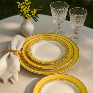 Complete 108-piece dinner service - French porcelain signed Manufrance Saint-Étienne - Imperial yellow and late 19th/20th century gold