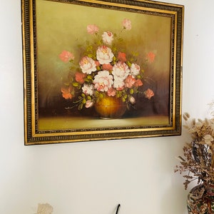 Oil on canvas, Vintage 1970 Skillfully painted expressive still life depicting a vase of roses, signed lower right, Robert Cox