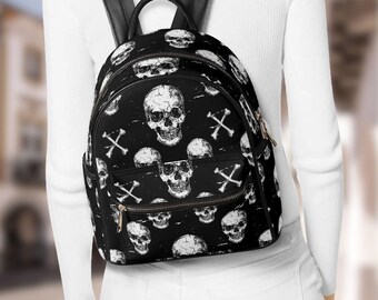 Mini mochila de calavera gótica para mujeres y hombres, elegante estampado en blanco y negro, pequeña mochila informal, regalo espeluznante único para ella